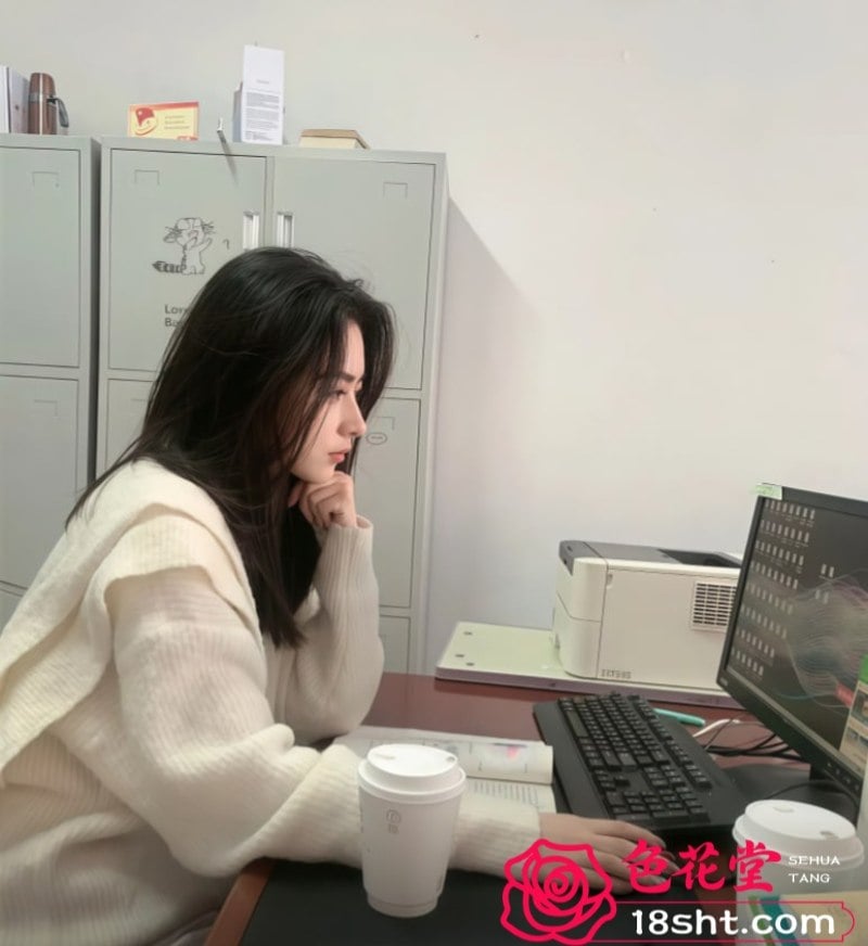 em nhân viên thực tập được trưởng phòng chú ý